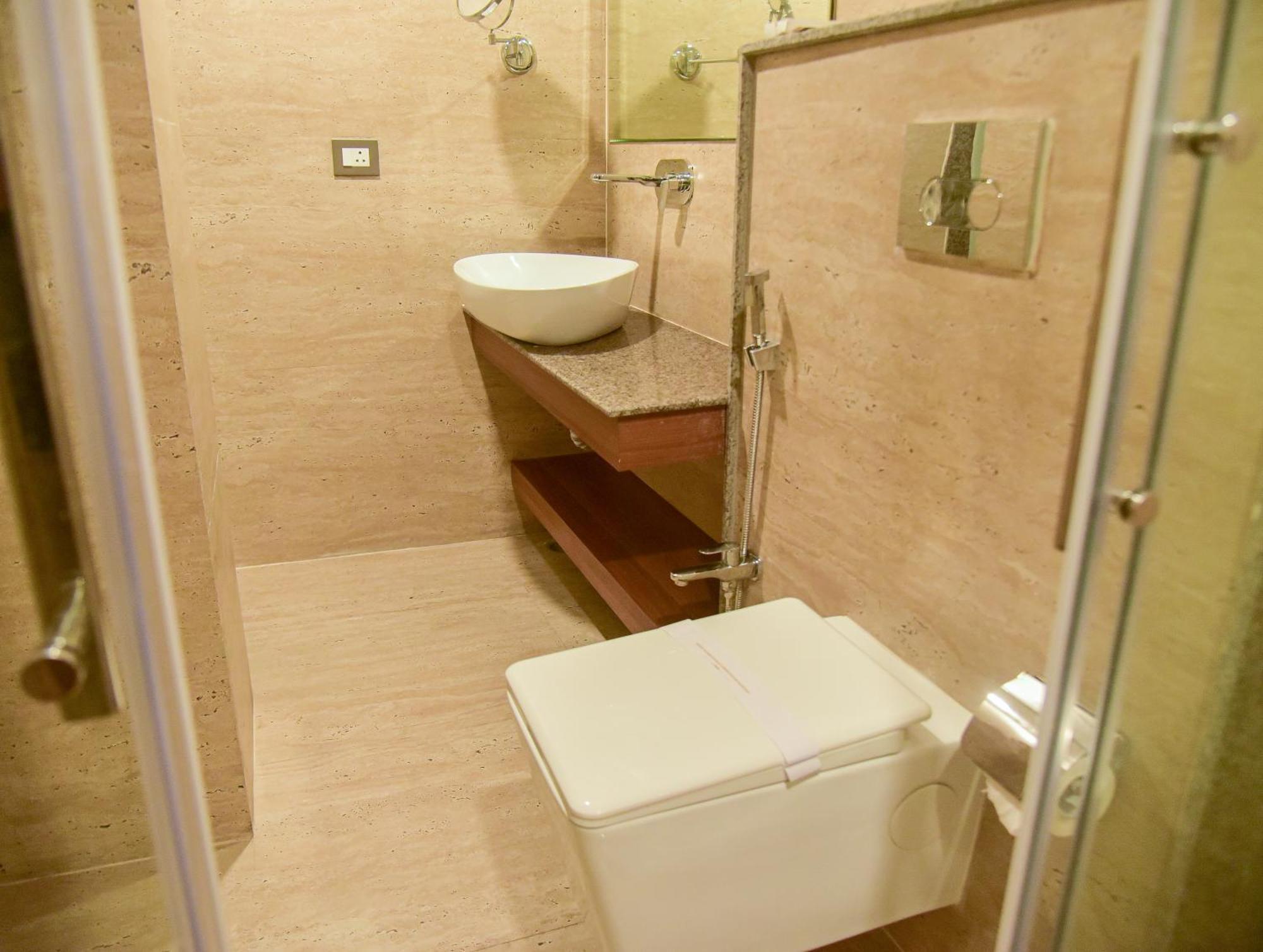 Hotel Apollo Grand Guwahati Esterno foto