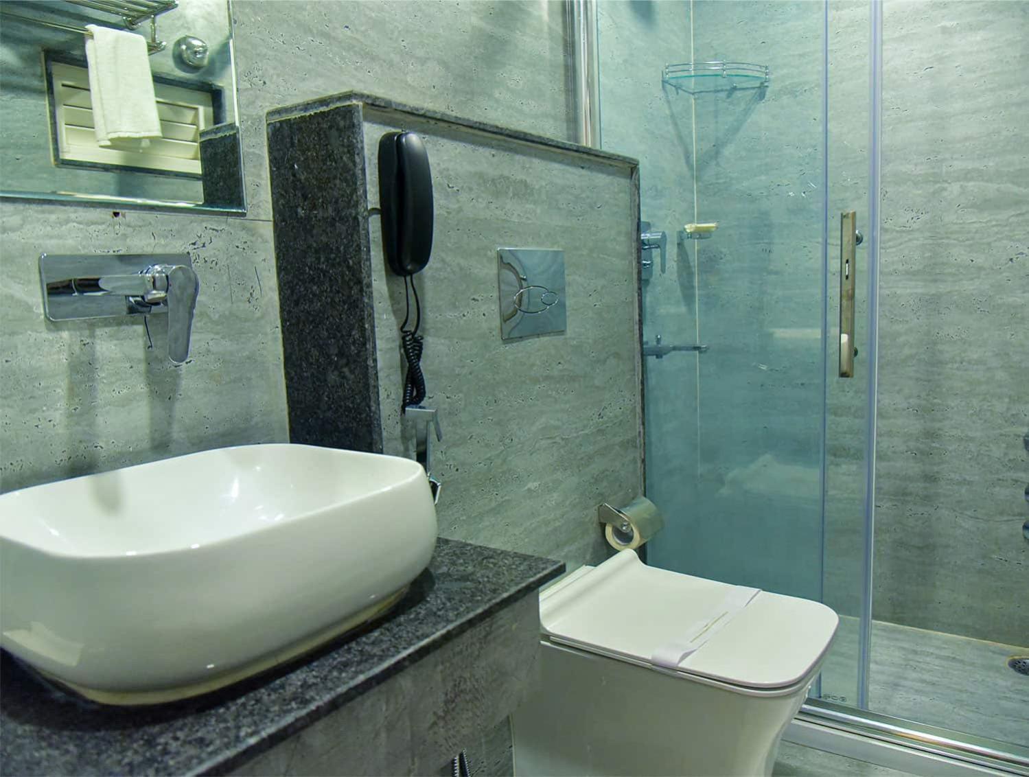 Hotel Apollo Grand Guwahati Esterno foto